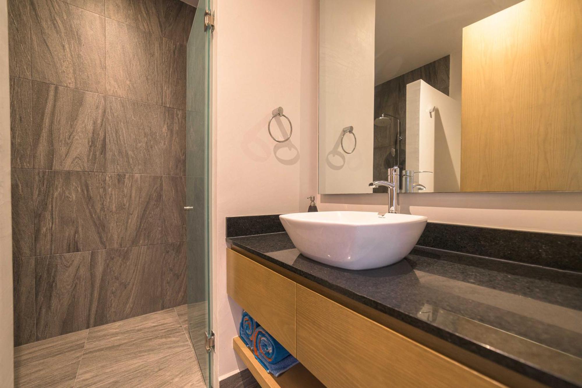 Apartment Modern 200m From & 5th Ave *