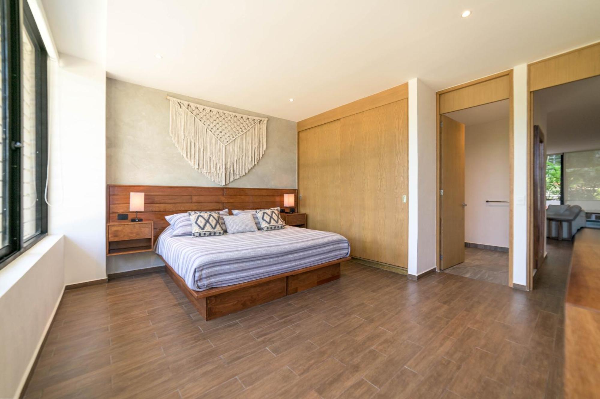 Modern 200m From & 5th Ave Apartment