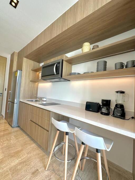 Cozy Modern View W/ Rooftop Pool & Gym - Agama 403