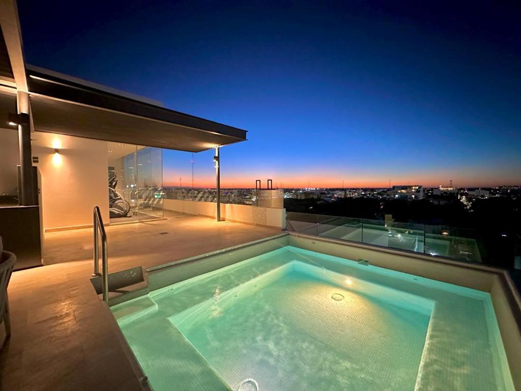 Apartment Cozy Modern View W/ Rooftop Pool & Gym - Agama 403 *