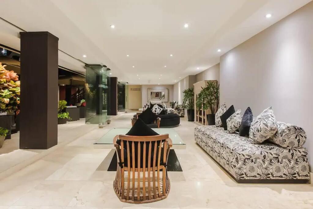 Sea View Studio: Beachfront Living *