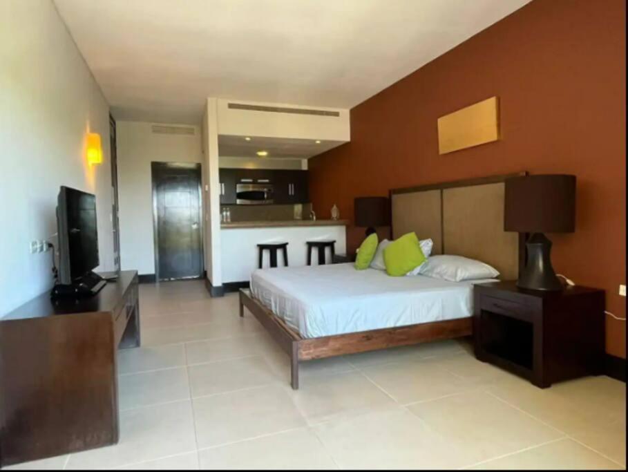 Sea View Studio: Beachfront Living Playa del Carmen