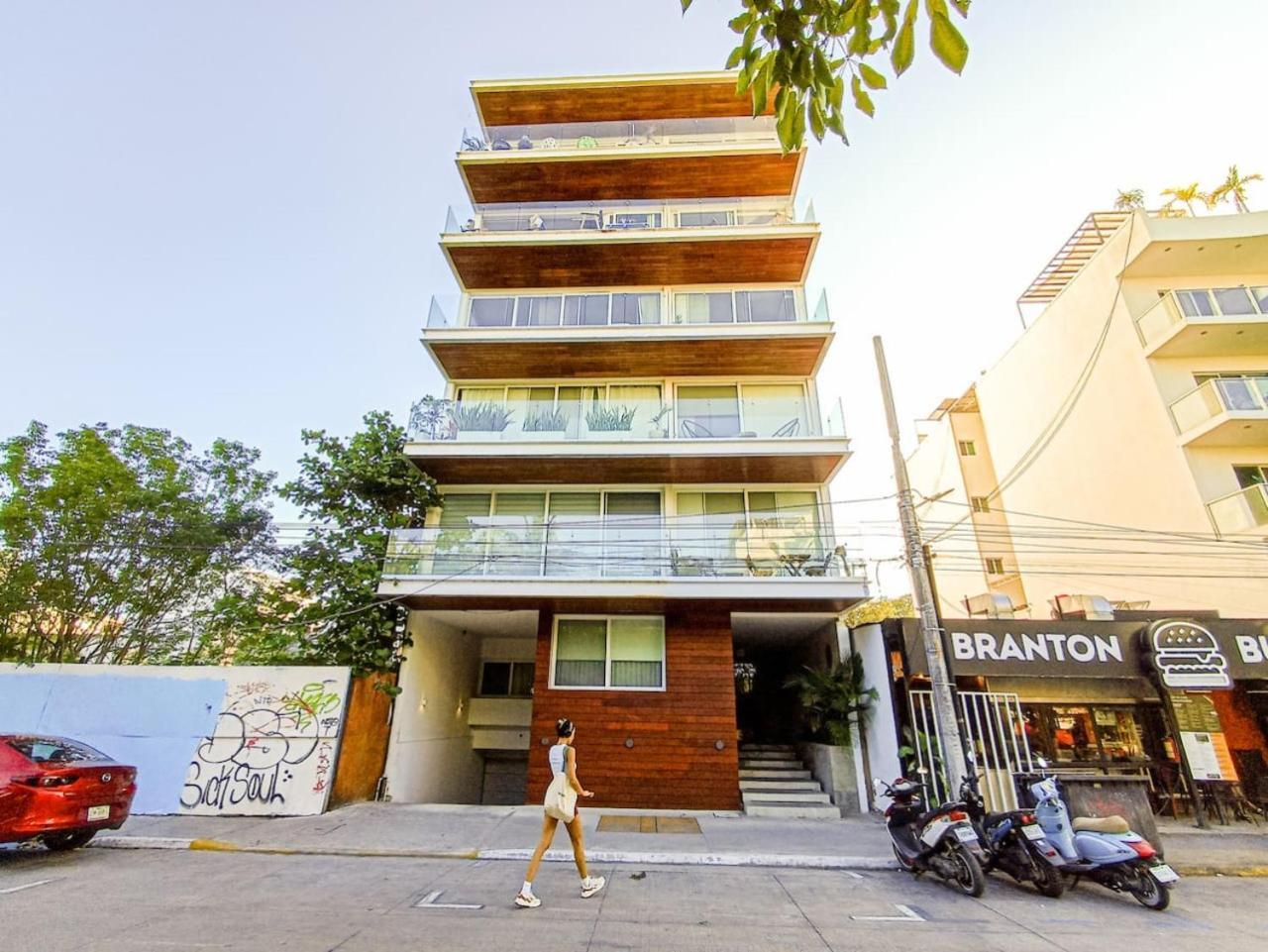 Wide With Sunny Balcony Pool Gym Steps 2 Apartment *