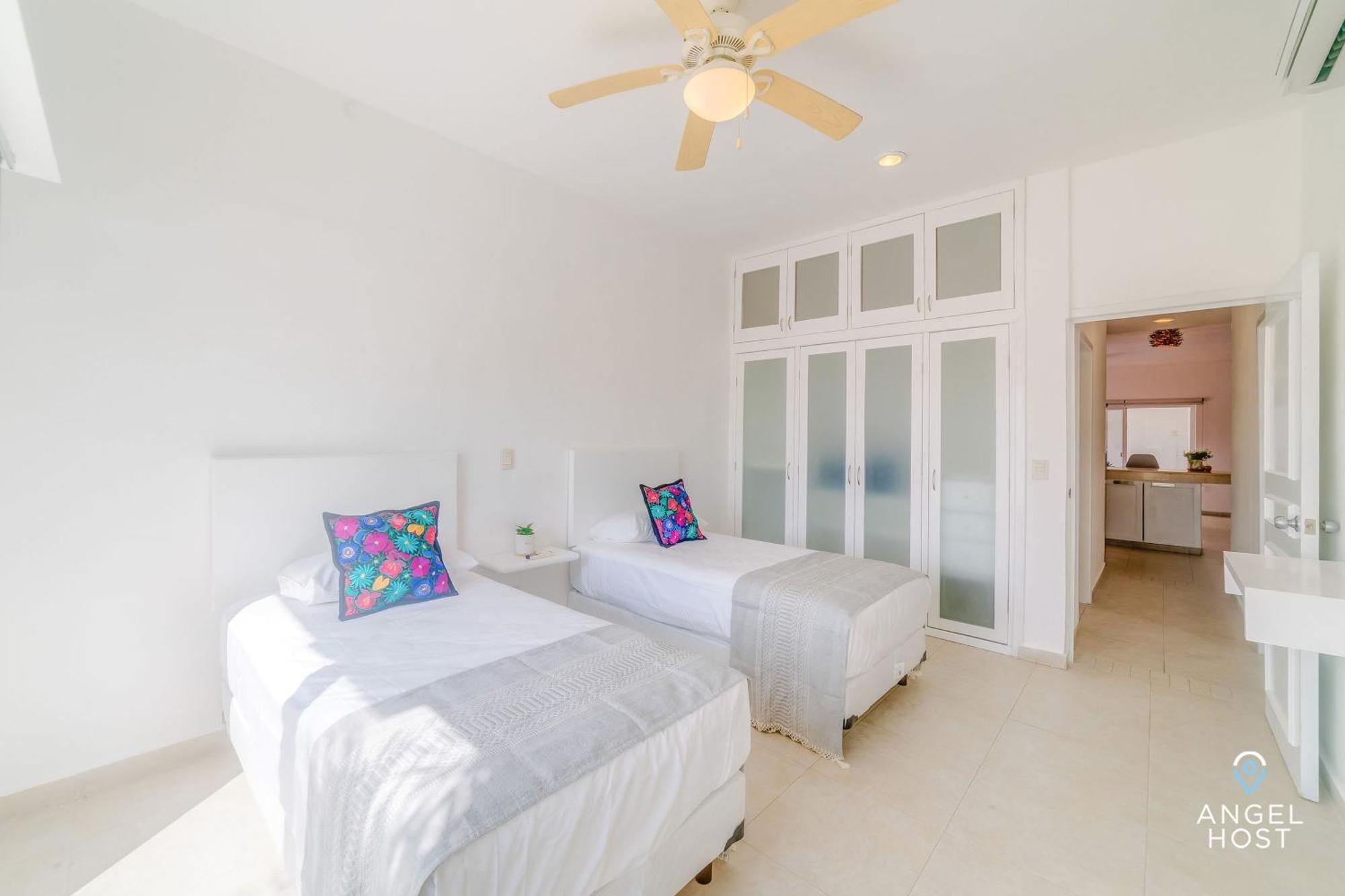 Apartment Ideal Group Getaway 4 Blocks To The & Pool