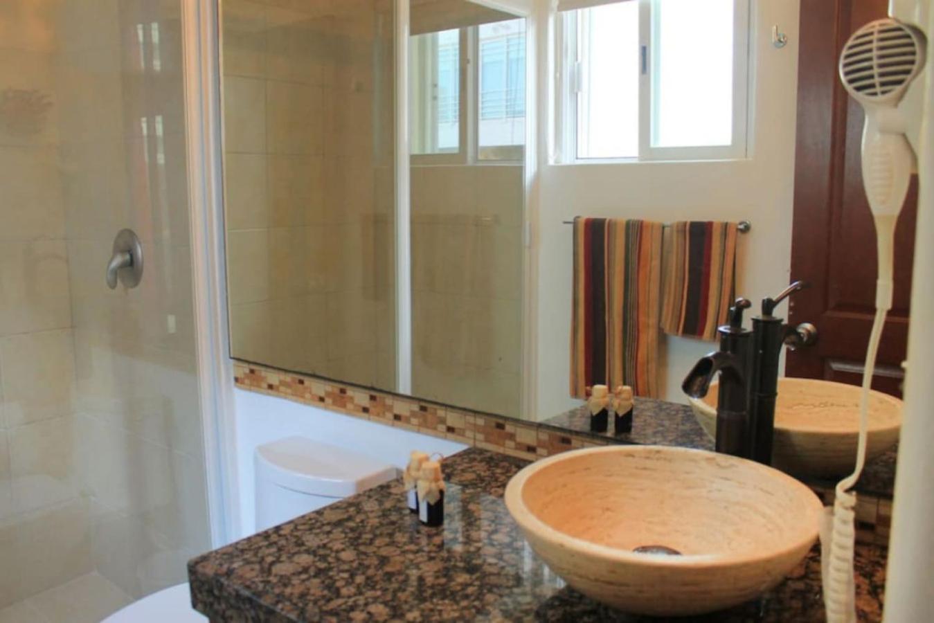 Playa Paradise Getaway. Cozy 2br In The Heart Of Playa Apartment