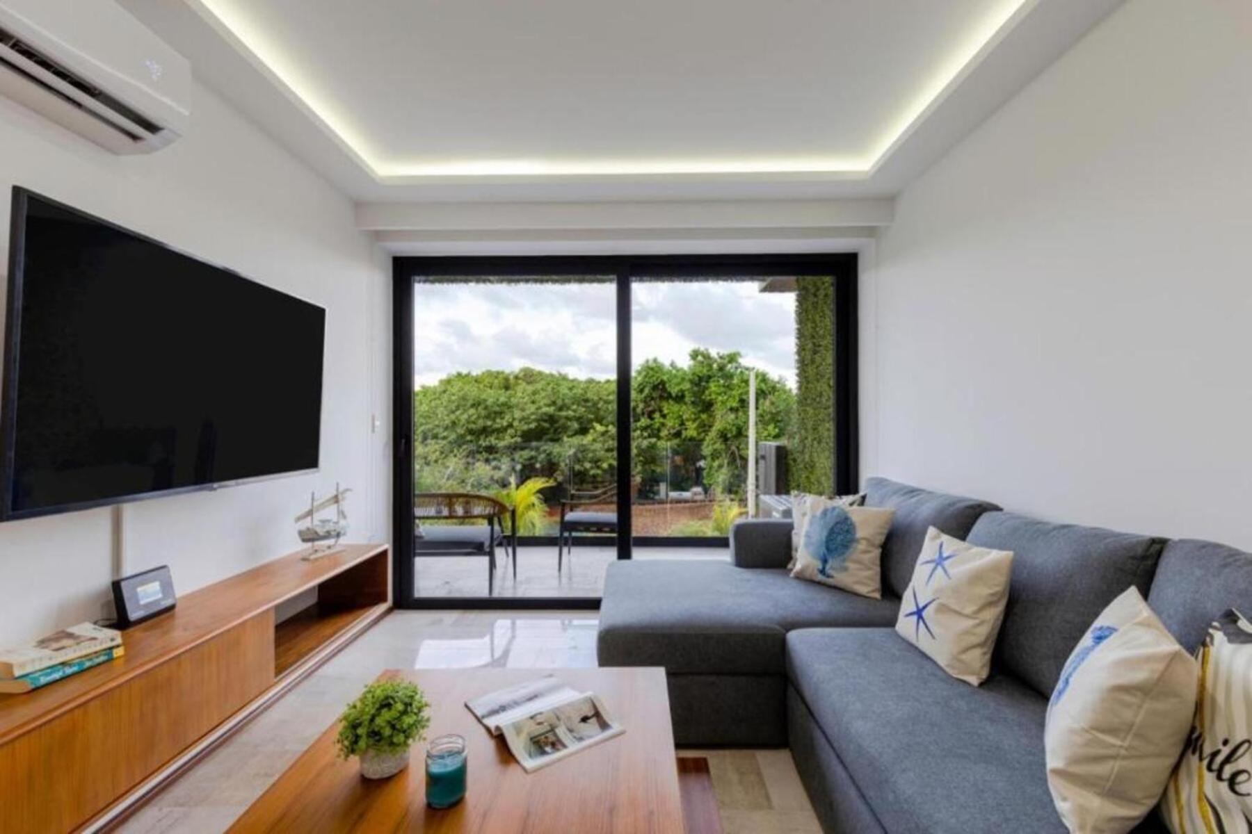 One Paralia Appartement