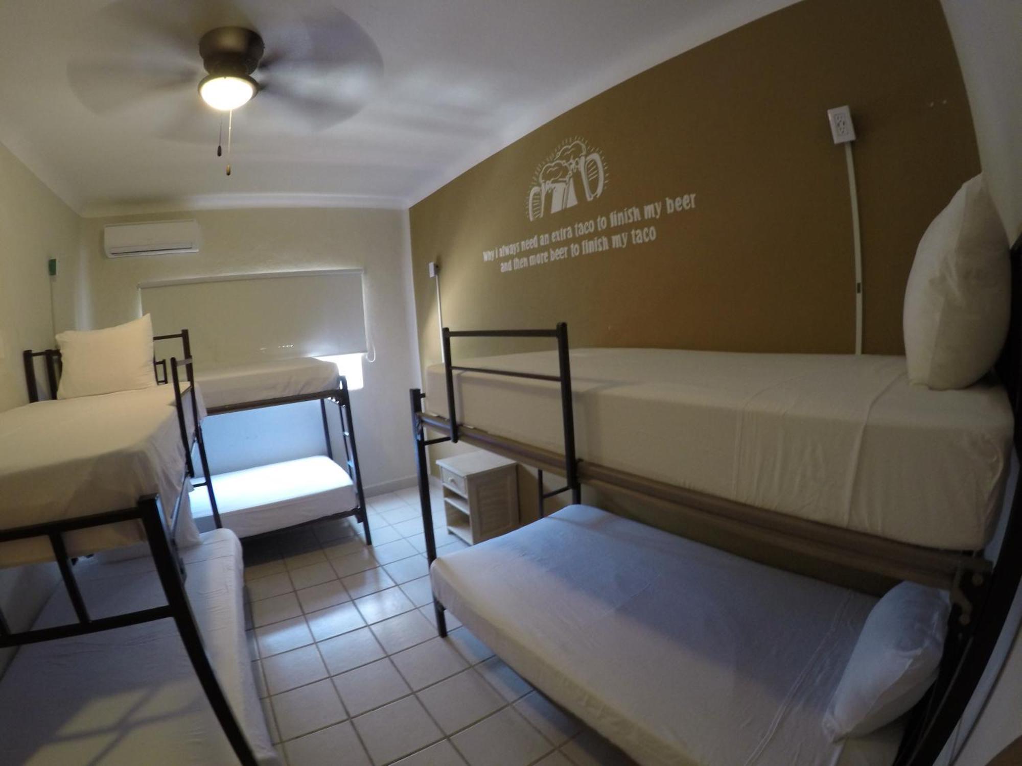 Mala Vecindad Playa Guest house