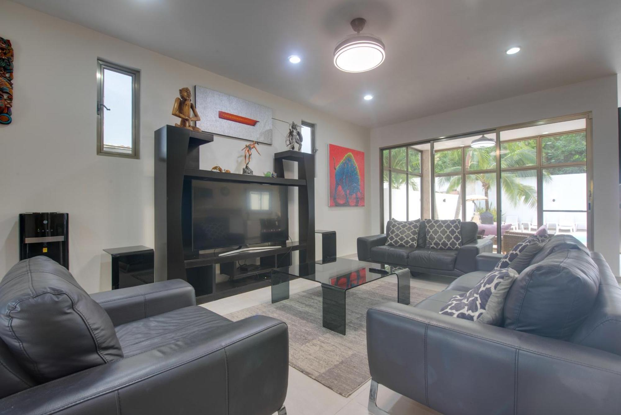 Holiday home Luxe With Pool - Walk To