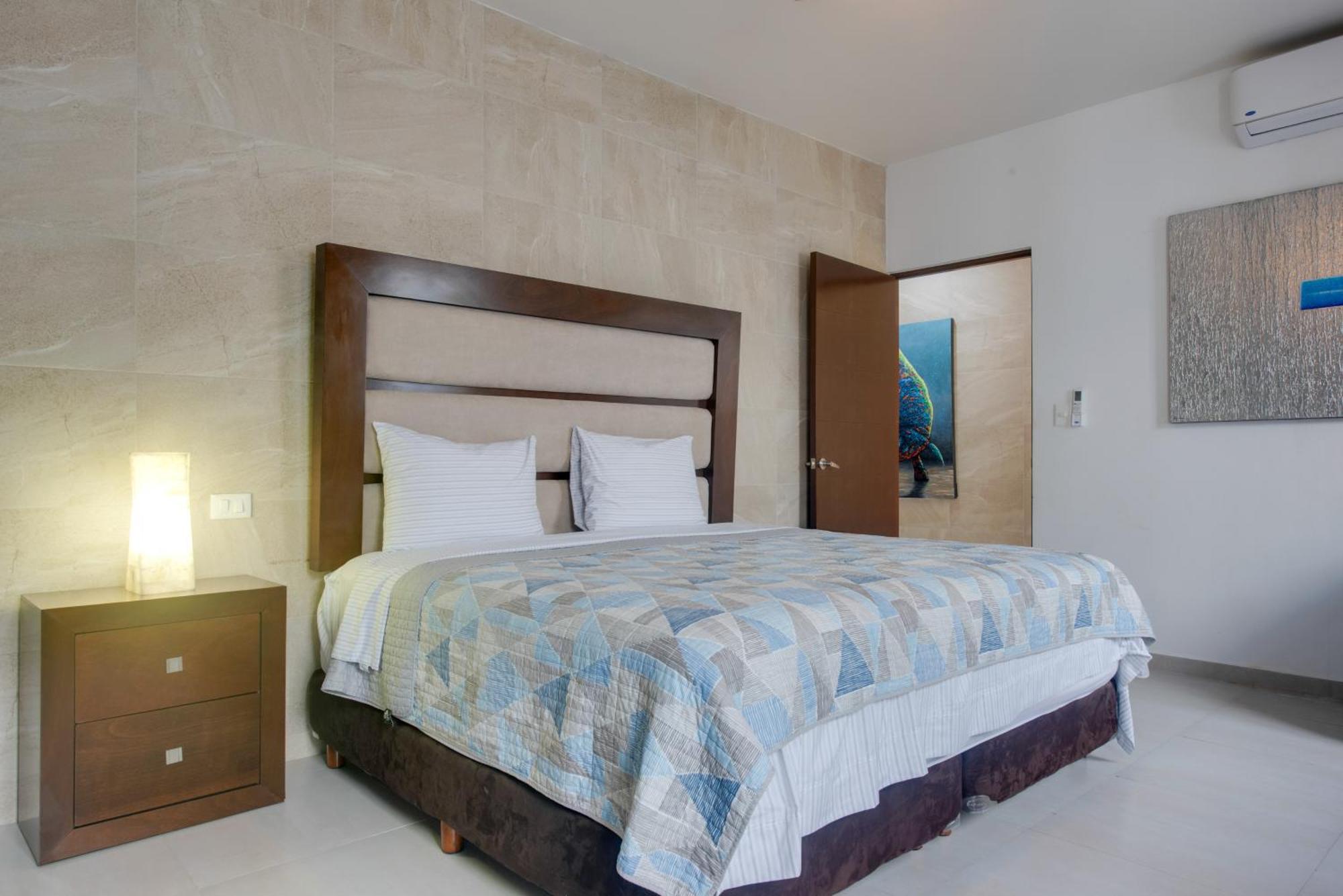 Luxe With Pool - Walk To