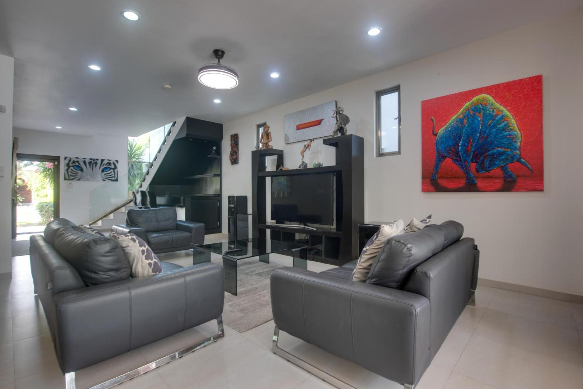 Luxe With Pool - Walk To *