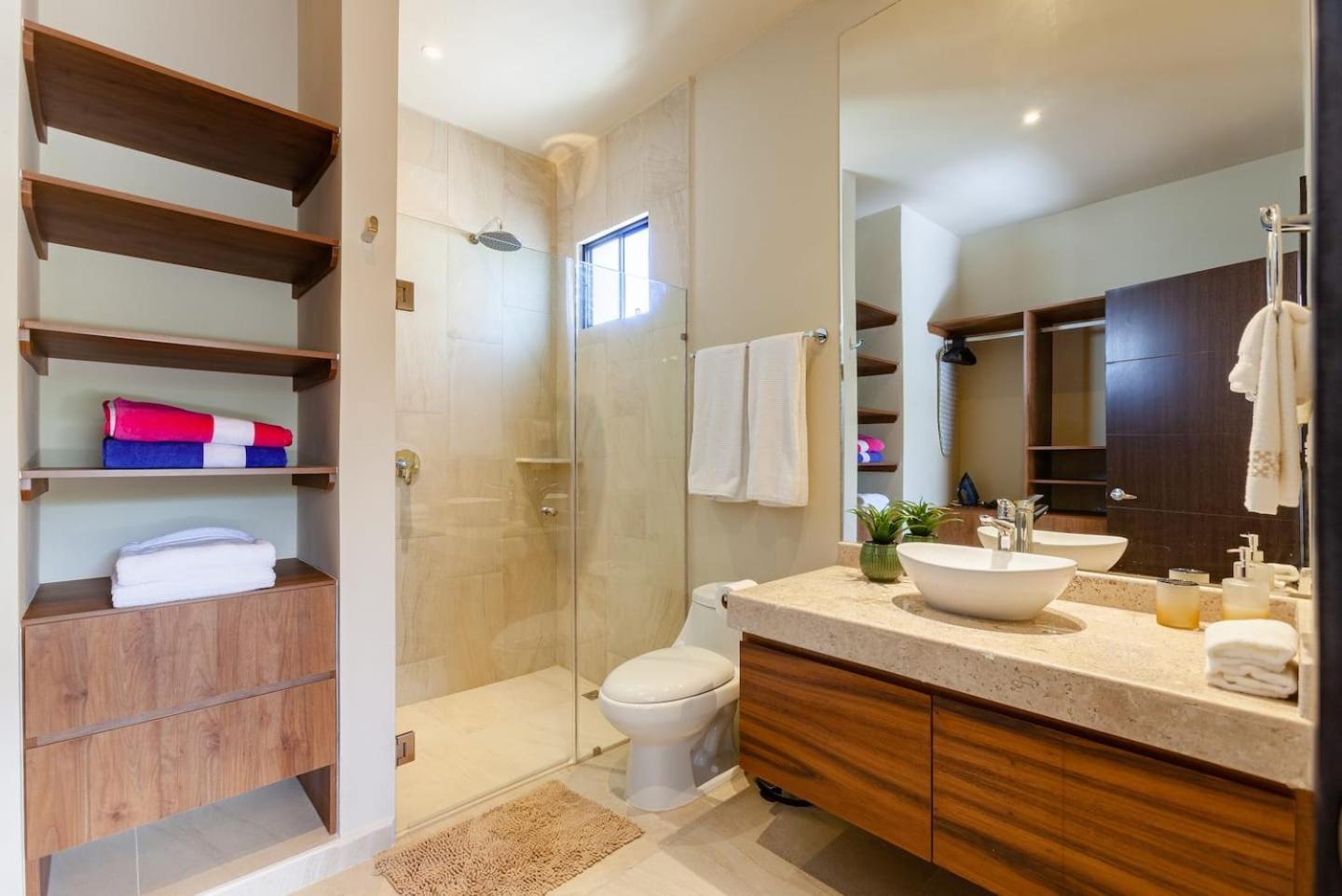 Holiday home Coto8 Selvanova Gated, Wifi 200bm, King,6pools Playa del Carmen