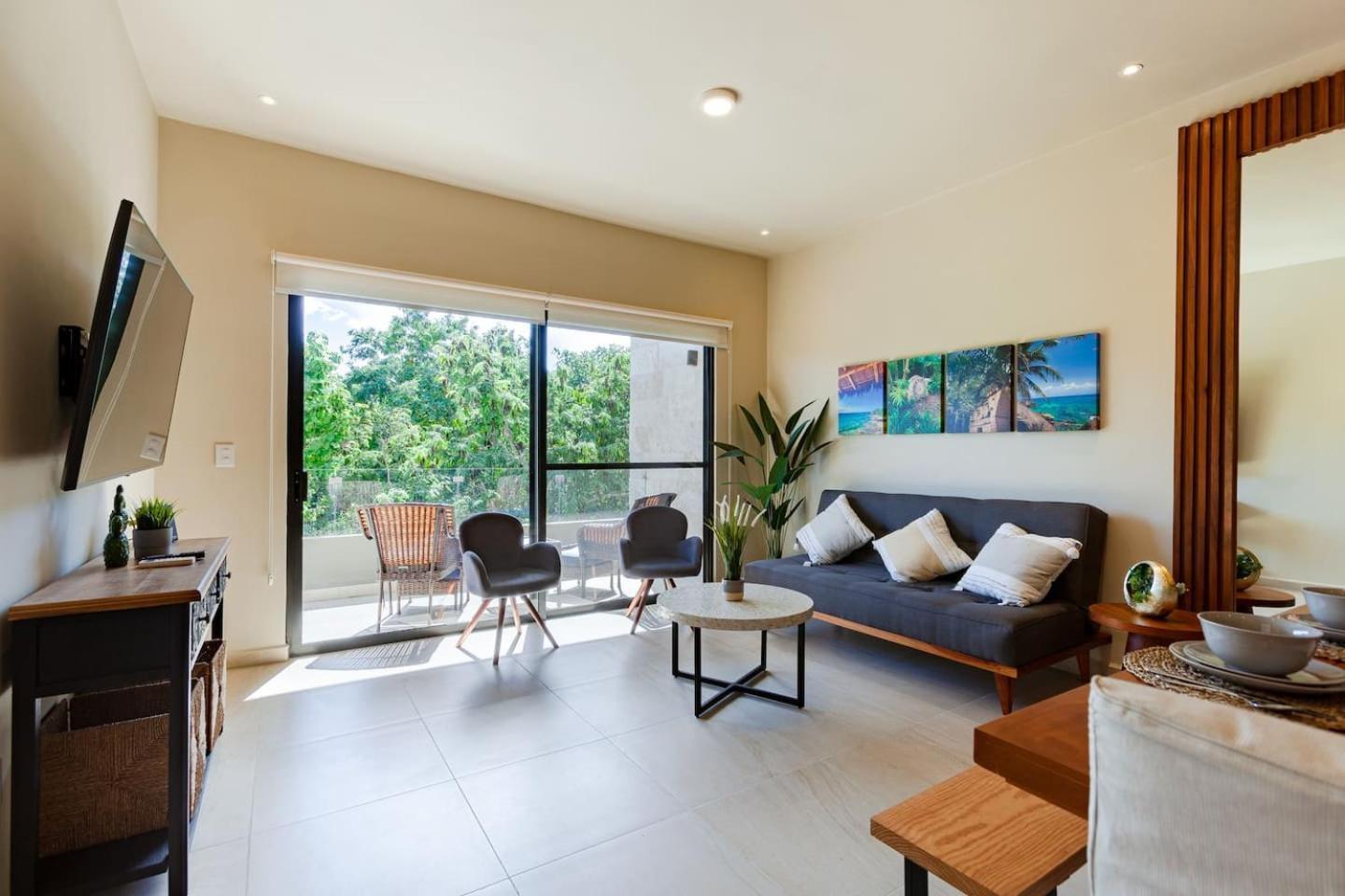 Coto8 Selvanova Gated, Wifi 200bm, King,6pools Holiday home