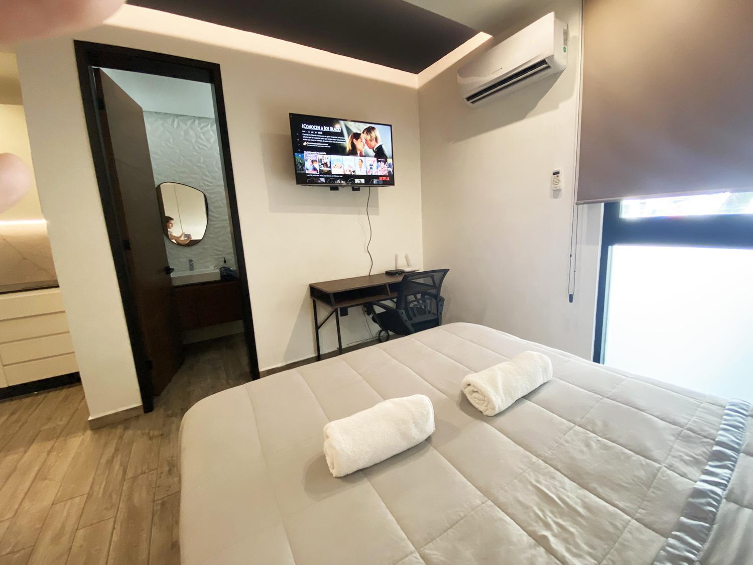 Apartment Workspace-reliable Wifi-ac Close To Everything *