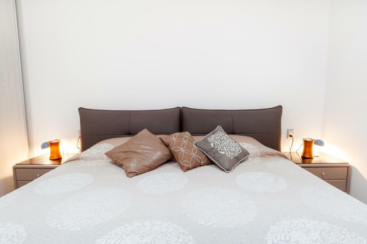 Apartment Trendy Designer In The 5th Avenue *
