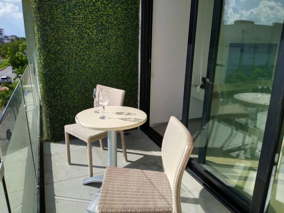 Close To 5th Av. W/ Amazing Roof Pool View, Gym, And More! *