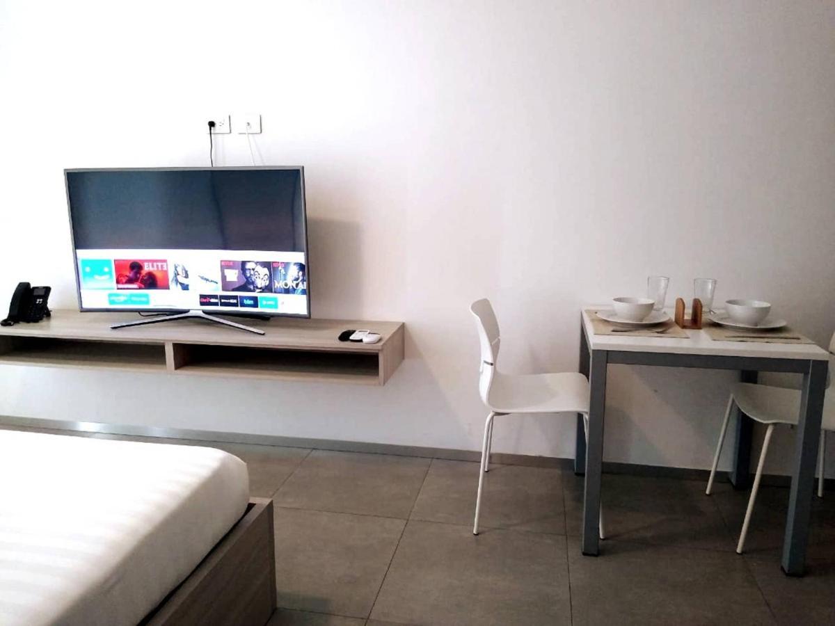 Close To 5th Av. W/ Amazing Roof Pool View, Gym, And More! Holiday home