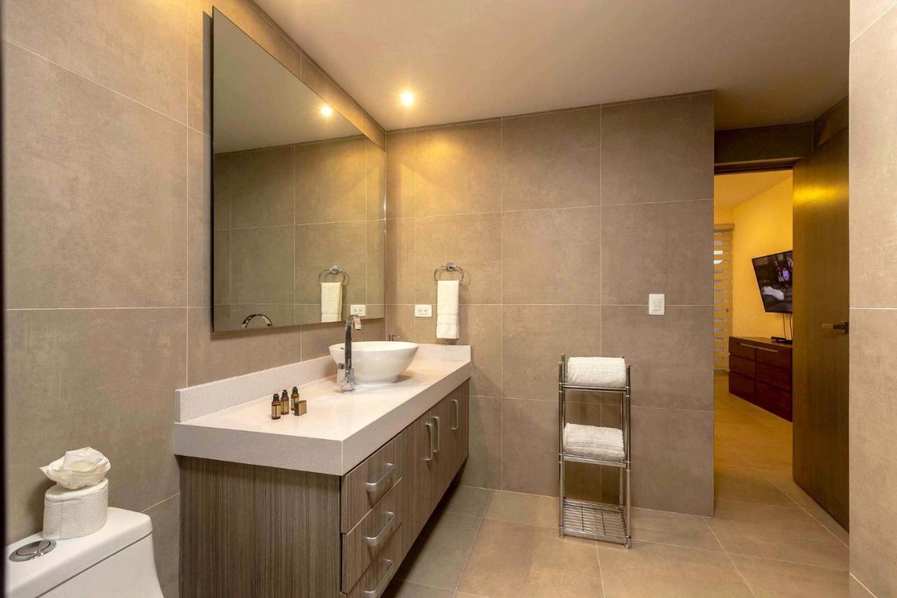 Holiday home One Br Great Location, Large Roof Pool With Beautiful Views, Gym Included! *