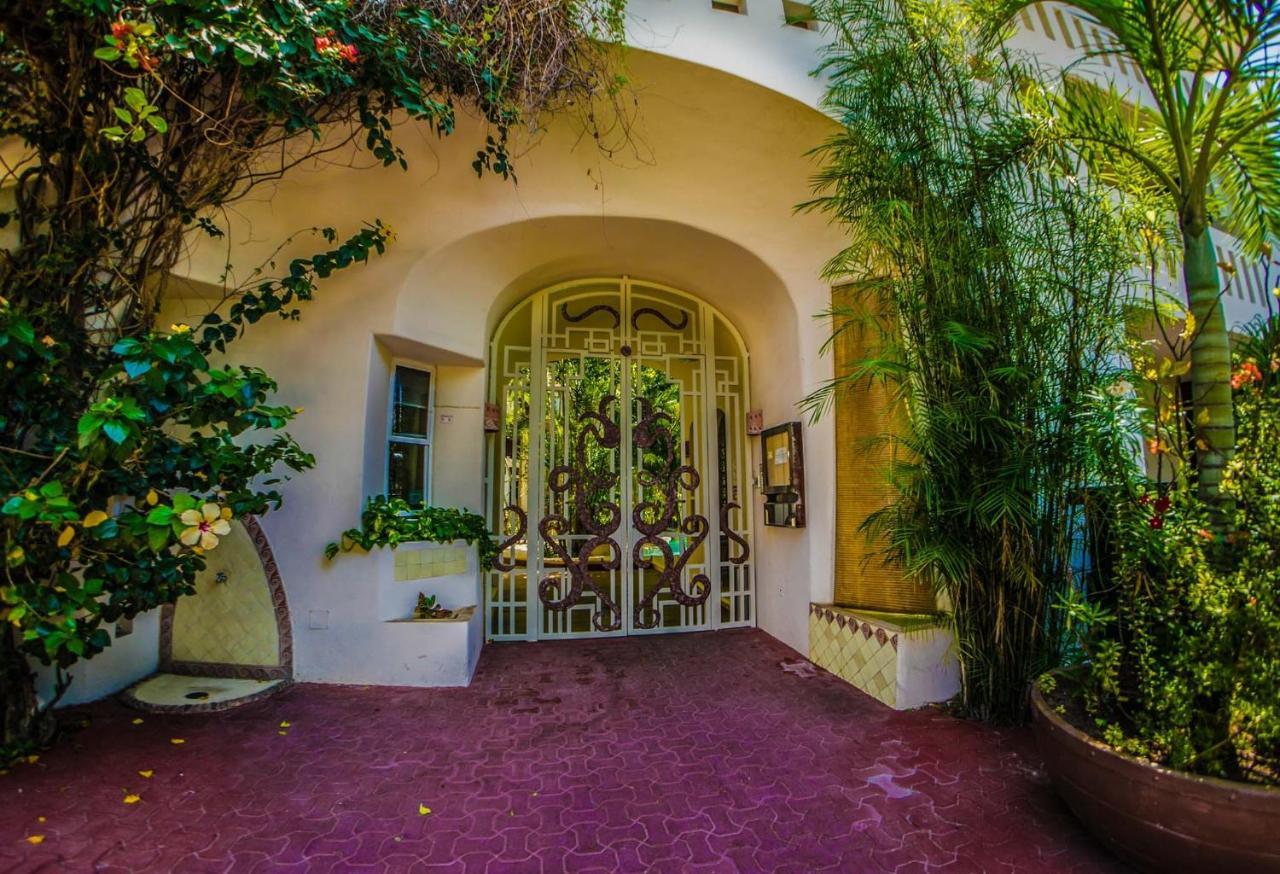 Royal Palms 10 *