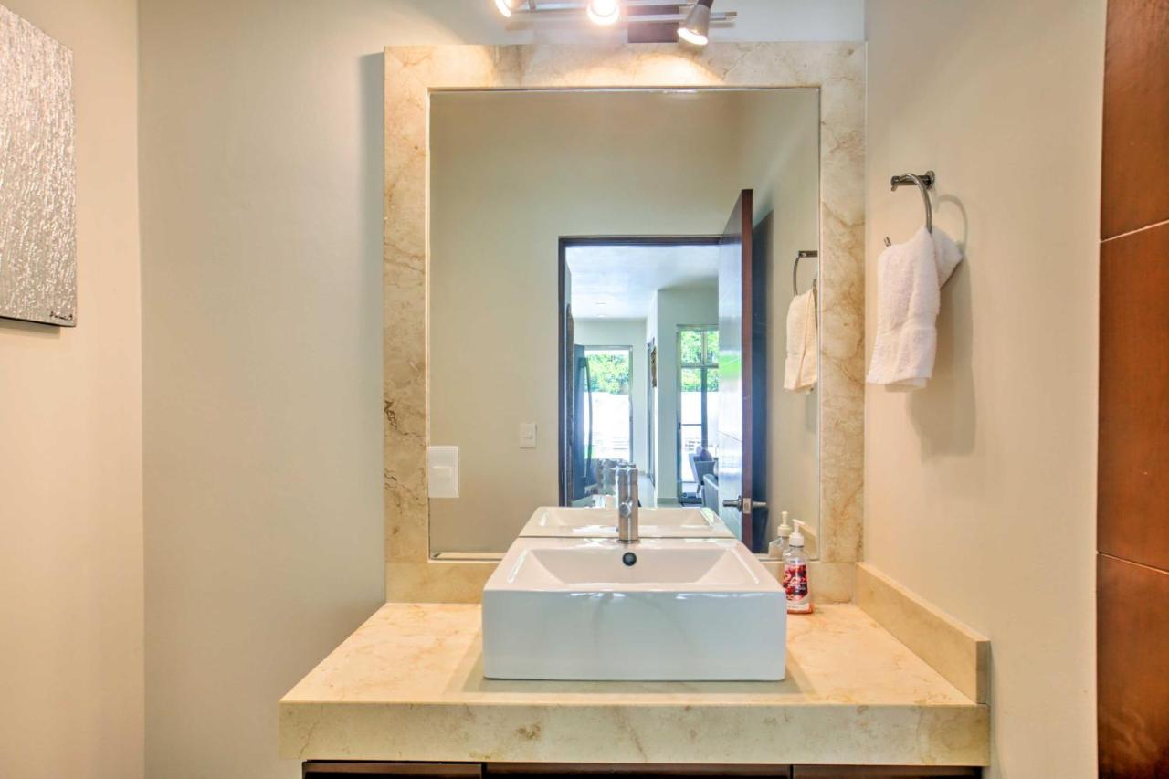 Holiday home Luxe With Pool - Walk To