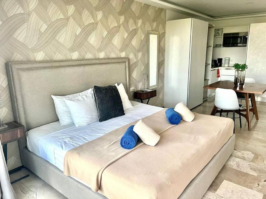 Apartment One 401 Stylish 1br Ocean View Fast Wifi *