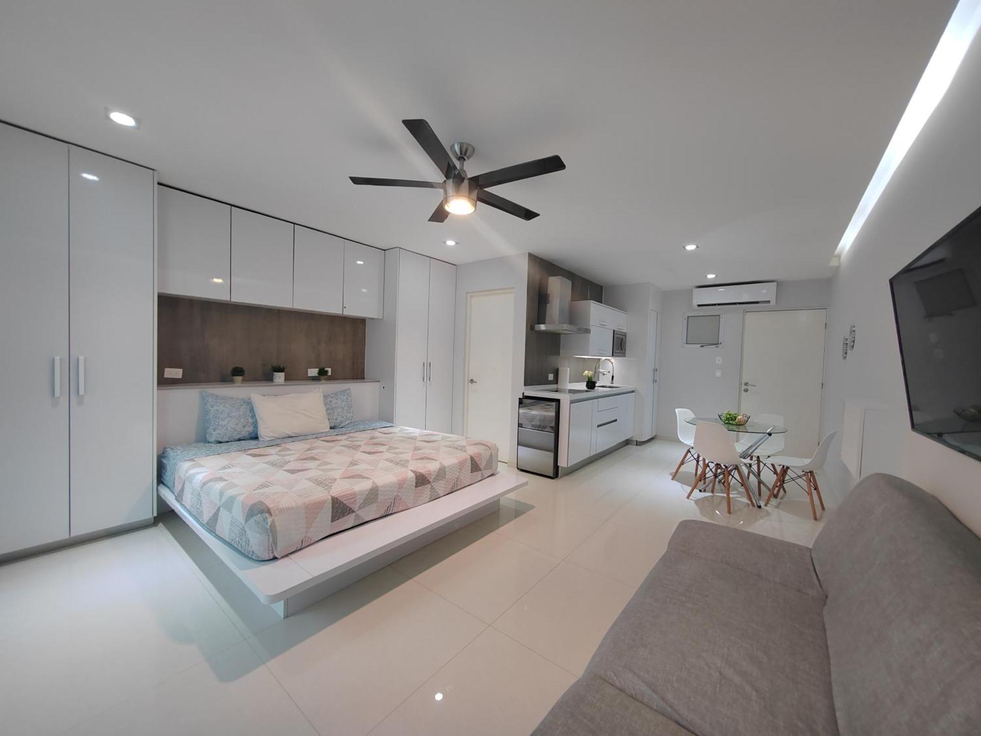 Centrally Located Steps Away From 5th Avenue And The Beach! By.yeah