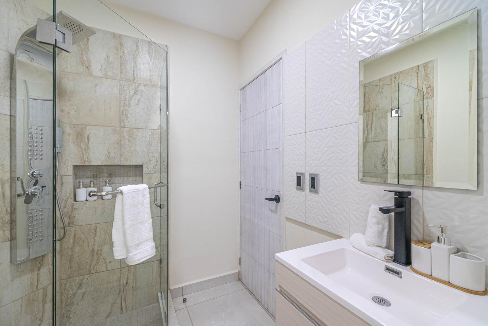 Holiday home 2 Bd With Balcony, Rooftop Pool, Hot Tub, Gym #207 *