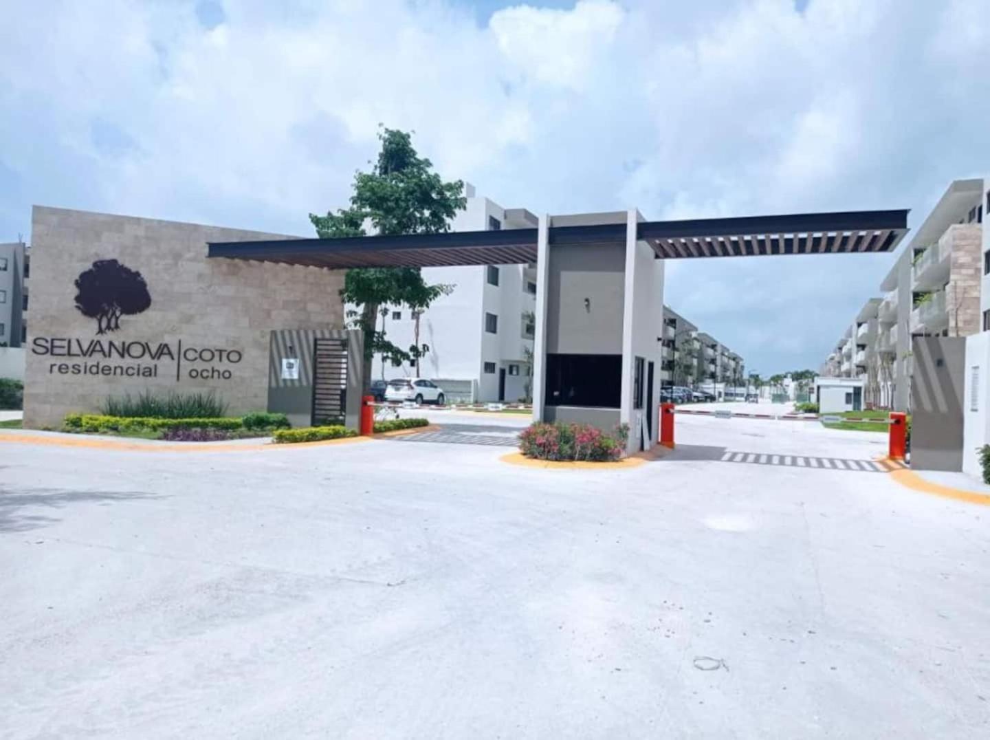 Сasa de vacaciones Rayodesol Gated, 10min To Beach,gym,6pools *