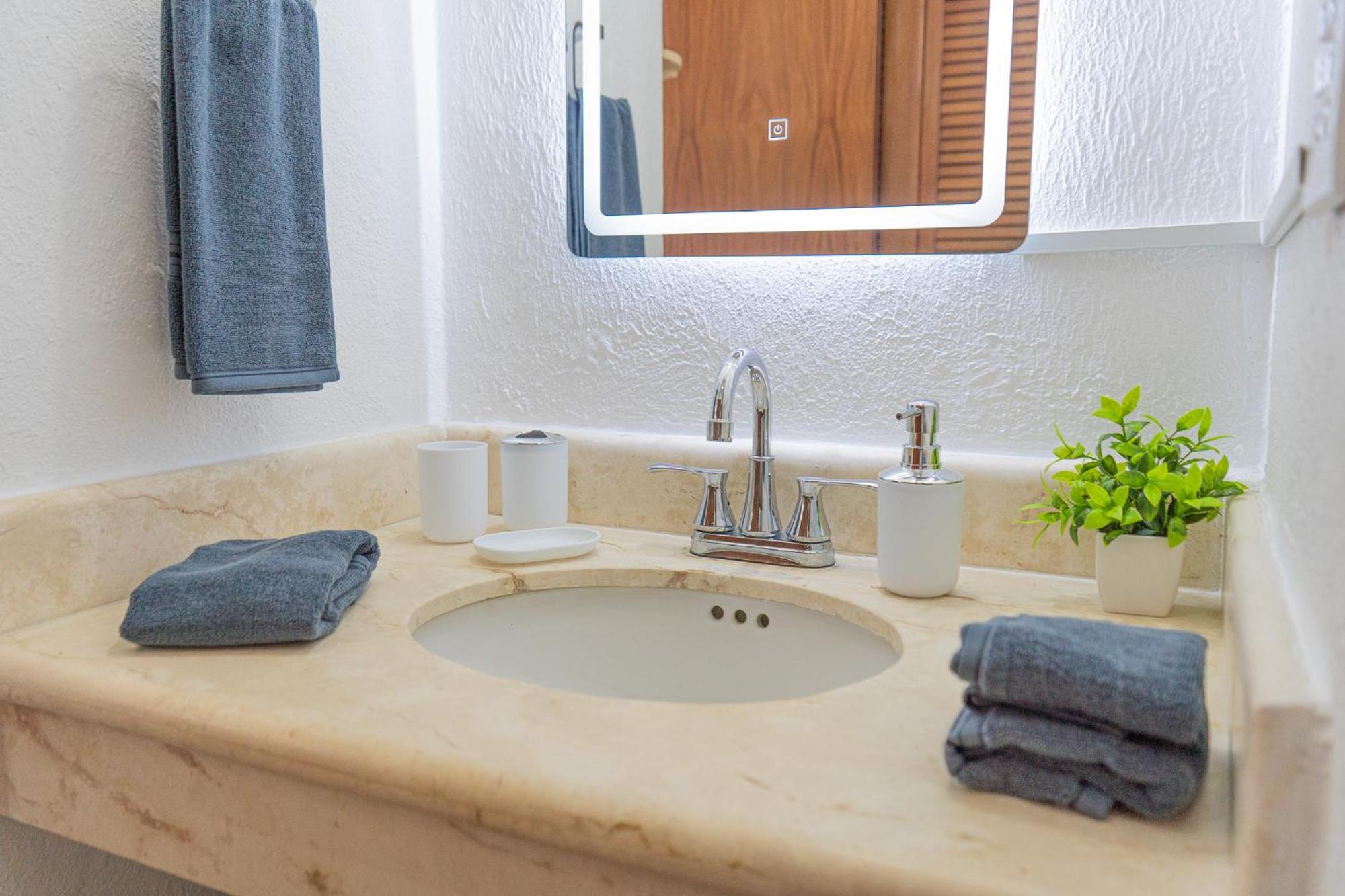 Modern 2br Apt-3 Baths-pool-wi-fi-steps To * Playa del Carmen