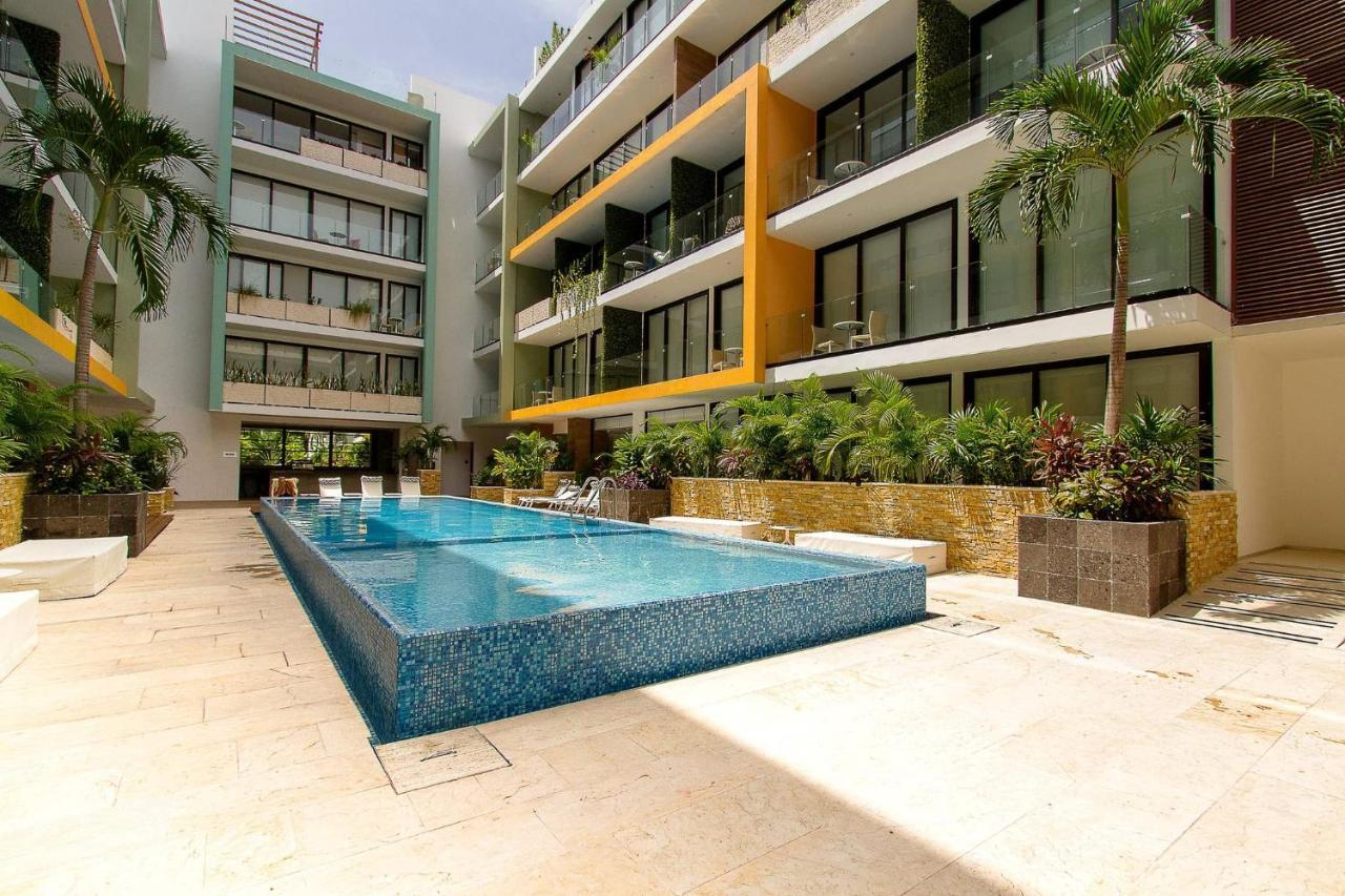 Close To 5th Av. W/ Amazing Roof Pool View, Gym, And More! *
