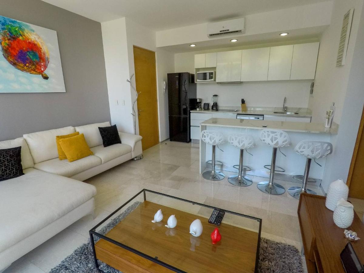 Apartment Lovely 1 Bedroom Apartment, 3 Blocks To Mamitas, Roof Pool Views, Bbq Playa del Carmen