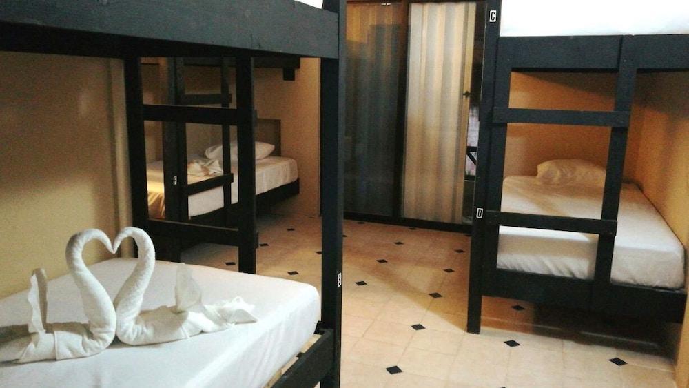 Hostel Deja *