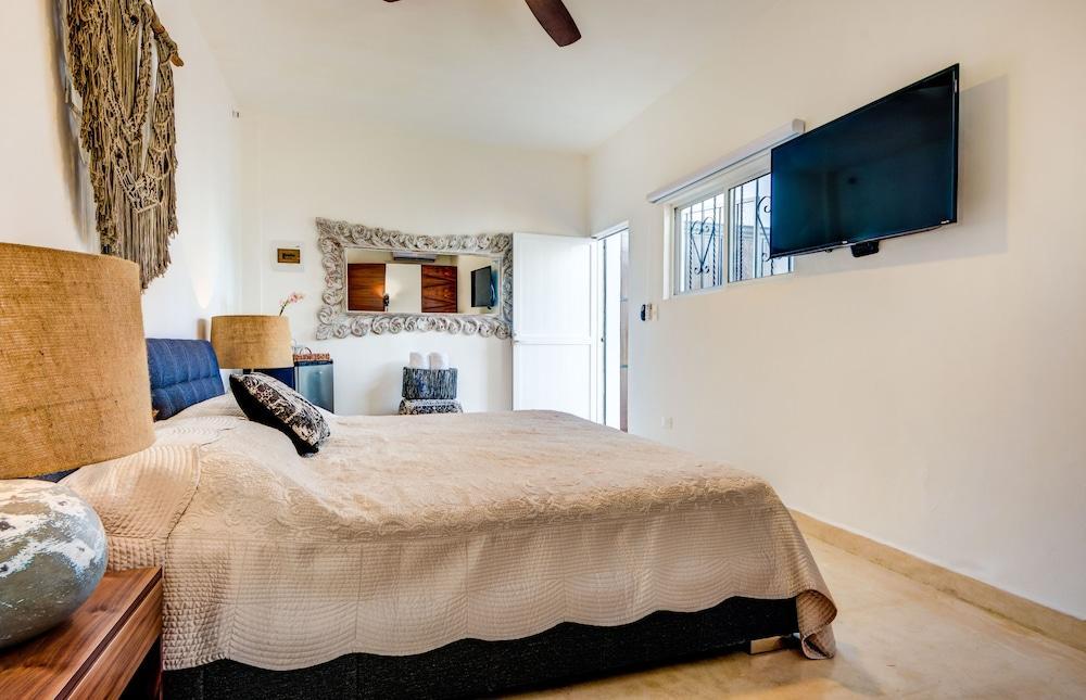 Nomad Deluxe Hotel 3*