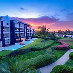 Beachfront Condo With Jacuzzi, 3 Bedroom & Pool - At Mareazul Condo Corazon