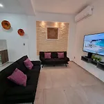 Modern Villa Rutelena +Good Location+Pool+Ac+Sleeps 12