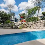 Poolside Palms At Tl B305