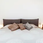 Trendy Designer Apartment In The 5Th Avenue