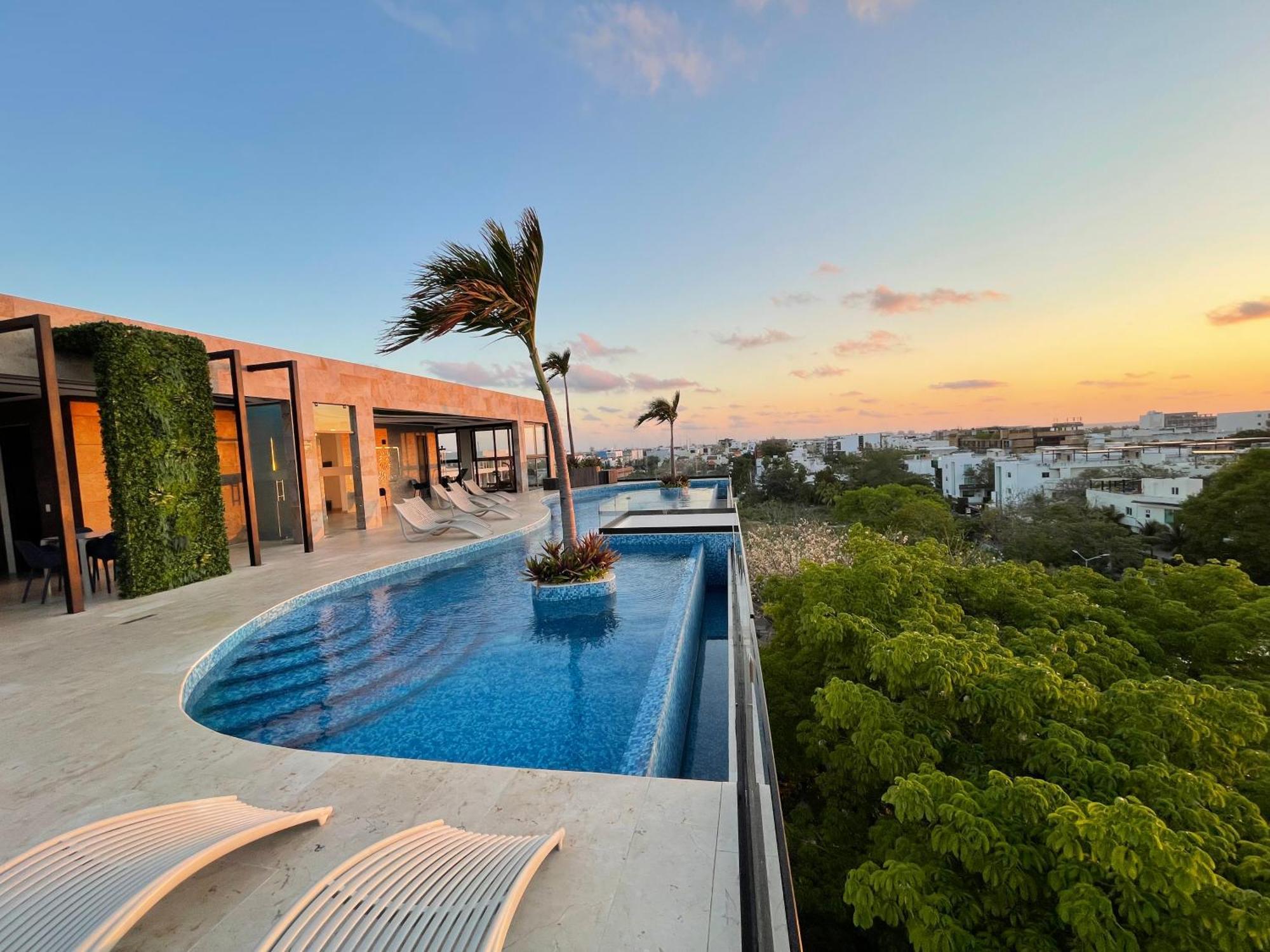 Stunning Studio/ocean Views Pool Apartment