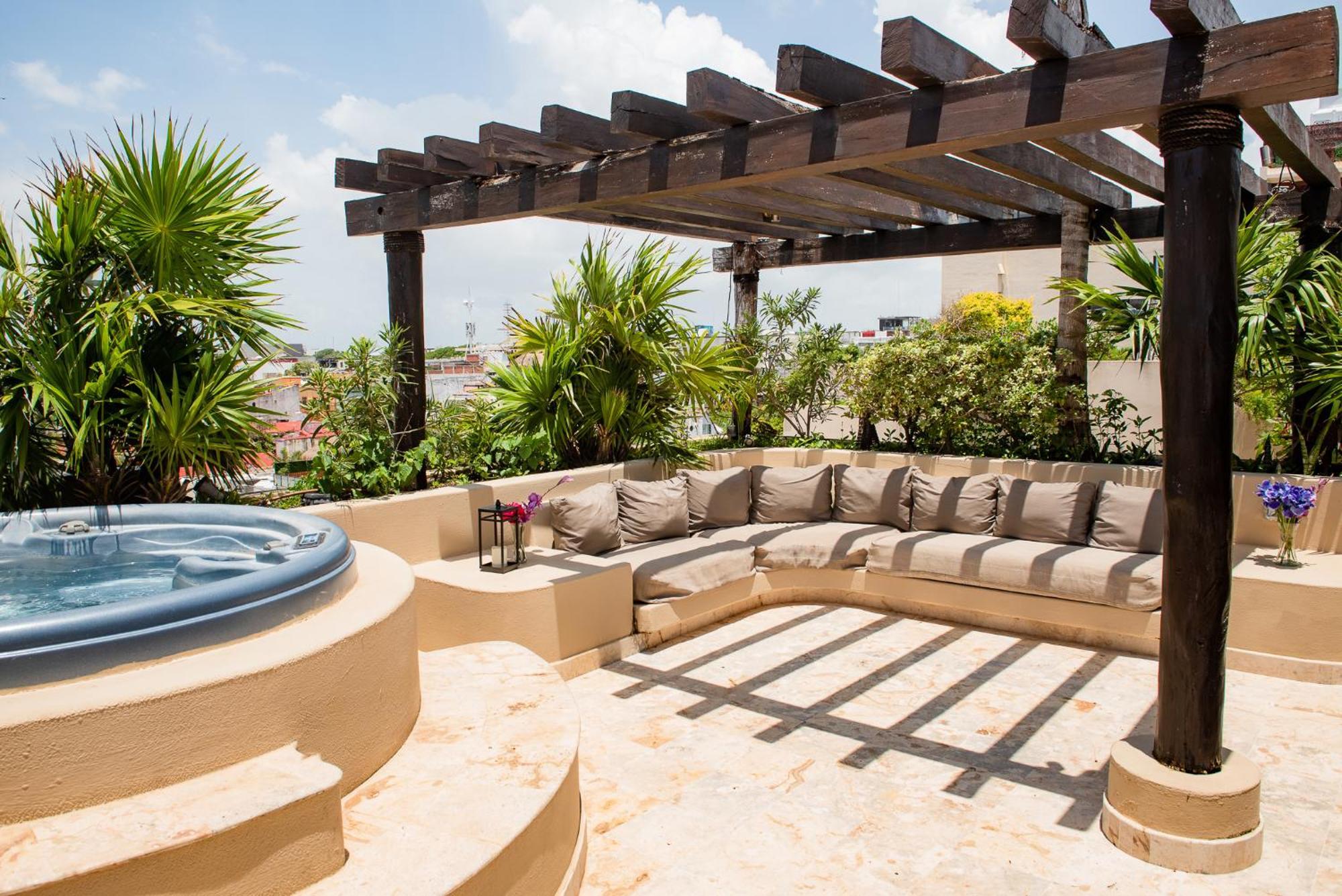 El Taj Oceanfront And Beachside Hotel