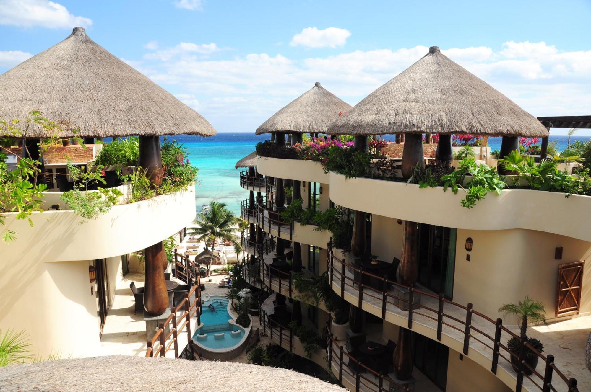 Hotel El Taj Oceanfront And Beachside 4*