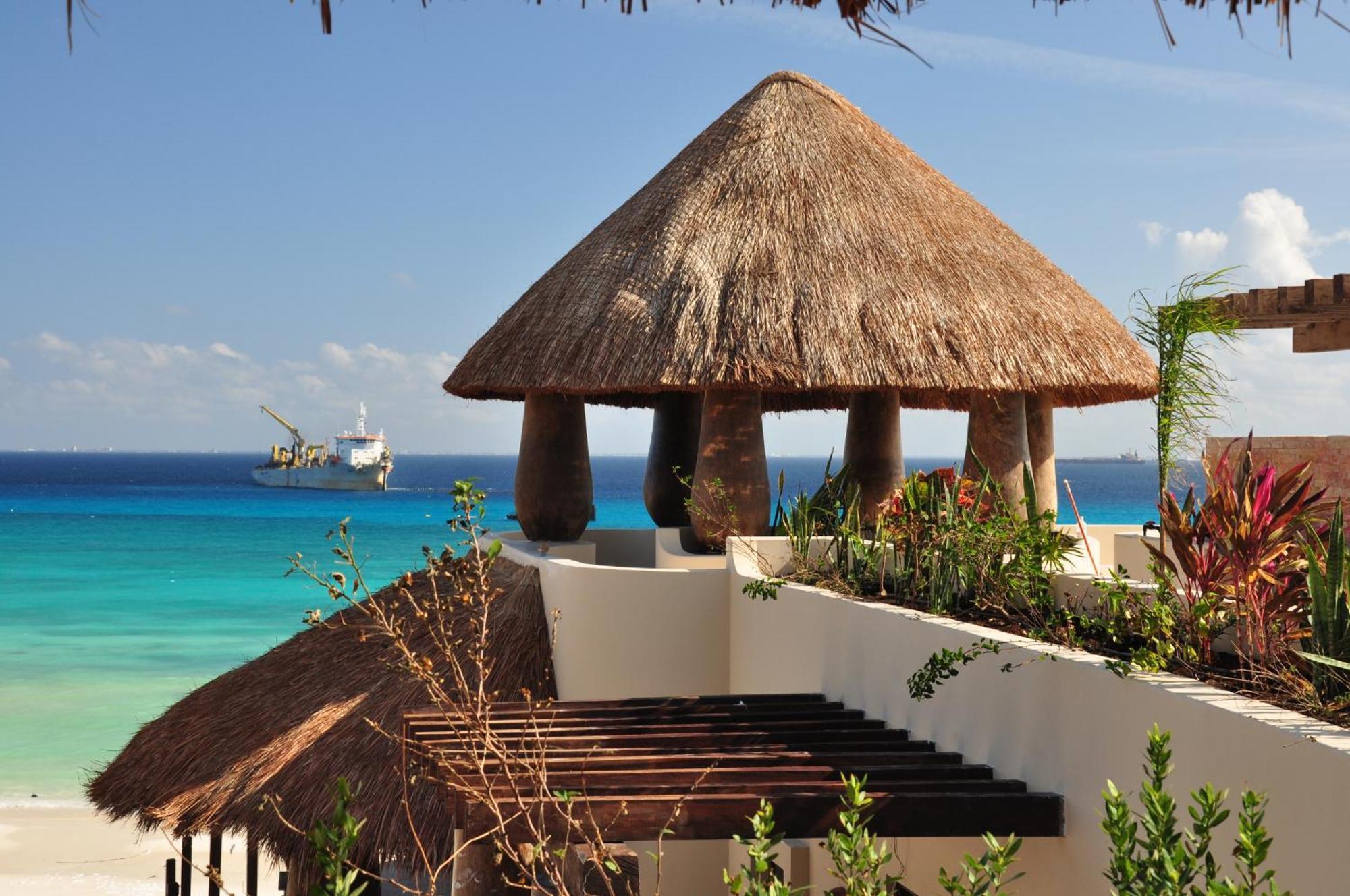 El Taj Oceanfront And Beachside Hotel