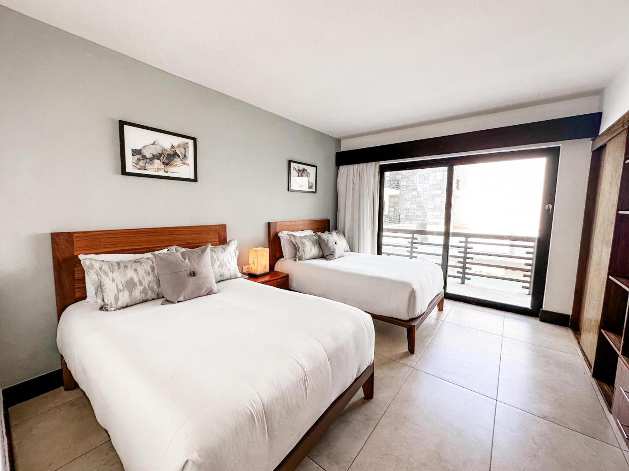 At 1124 Two Bed Reflecting Pool View Close Beach Apartment *