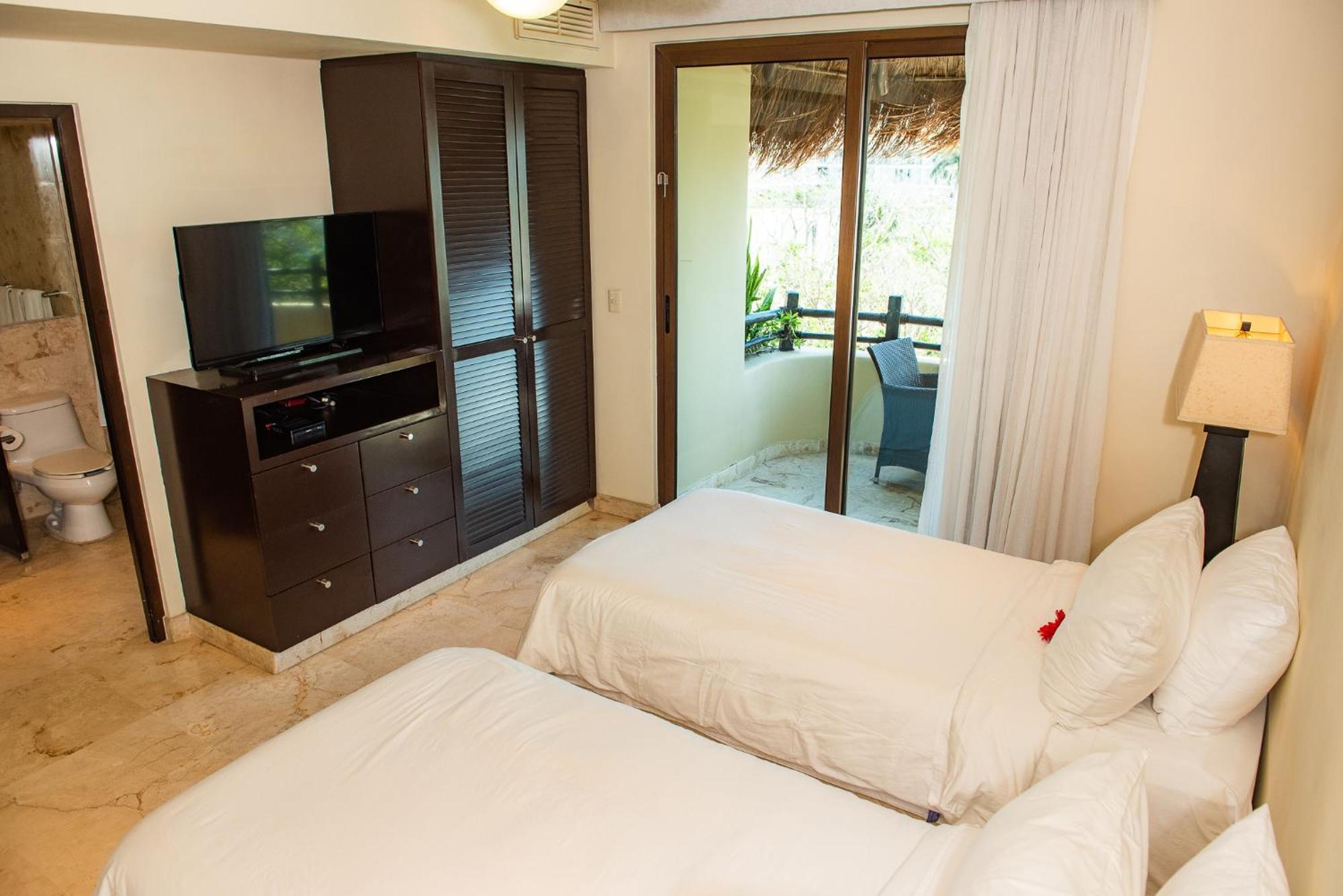 Hotel El Taj Oceanfront And Beachside