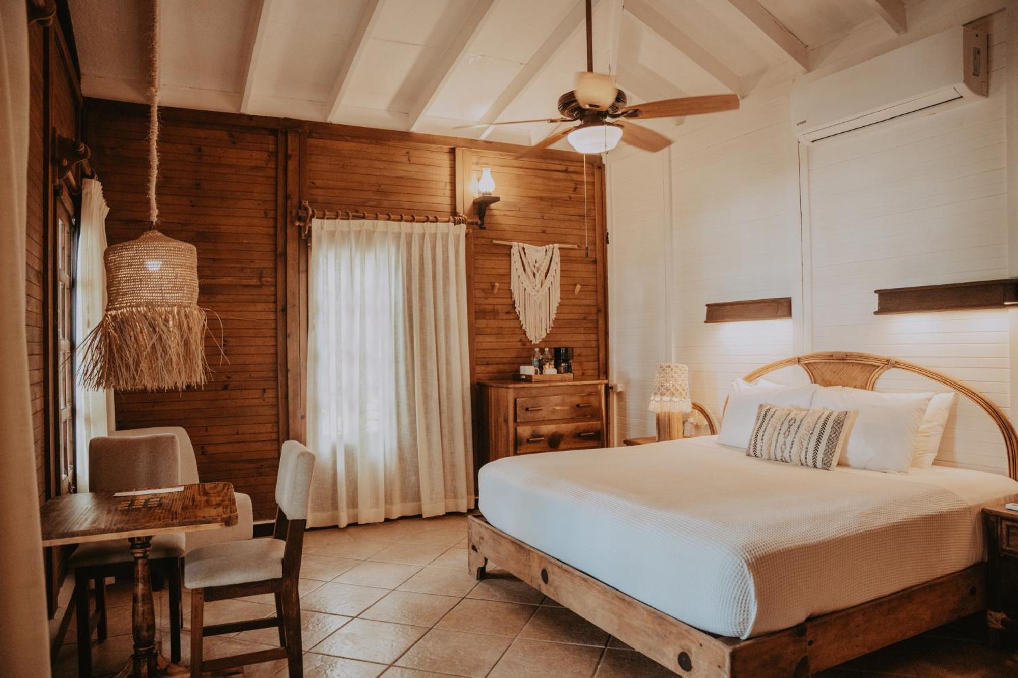 Petit Lafitte Front & Hotel 4*