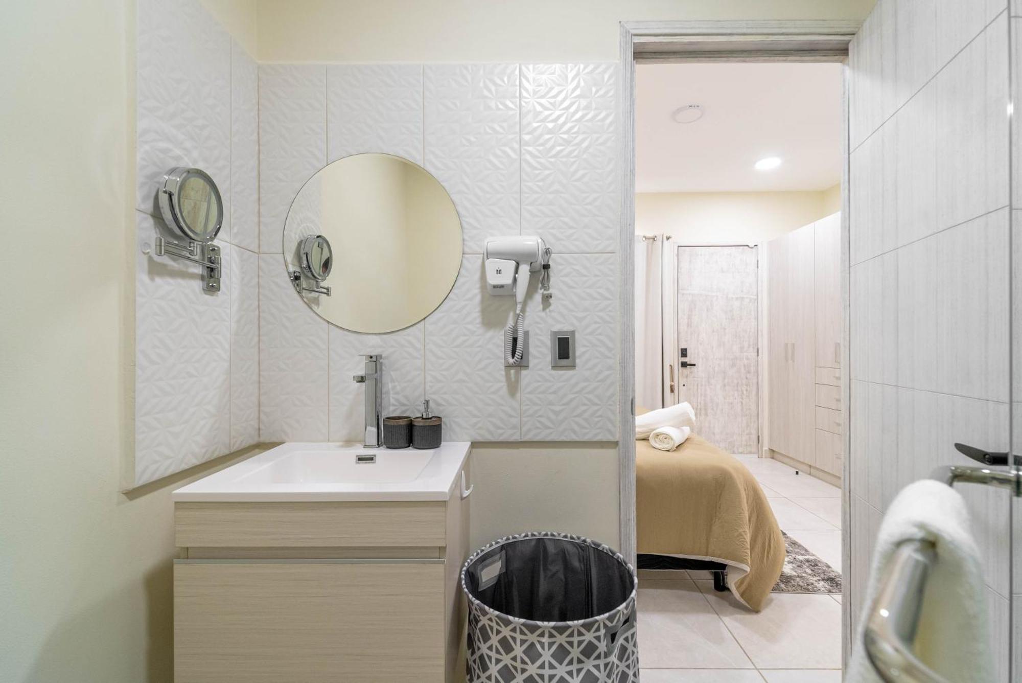 3 Bd With Balcony, Gym, Rooftop Pool, Hot Tub Playa del Carmen