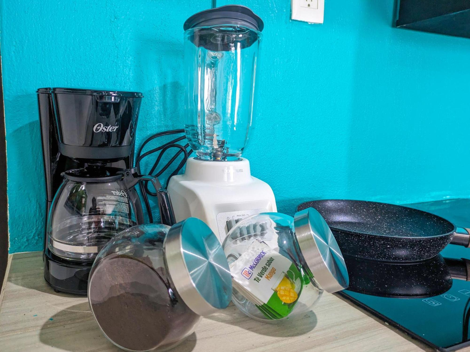 A5 Beachside Bliss Family Hawaiian Themed Quad Studio Kitchen Ac Apartment *