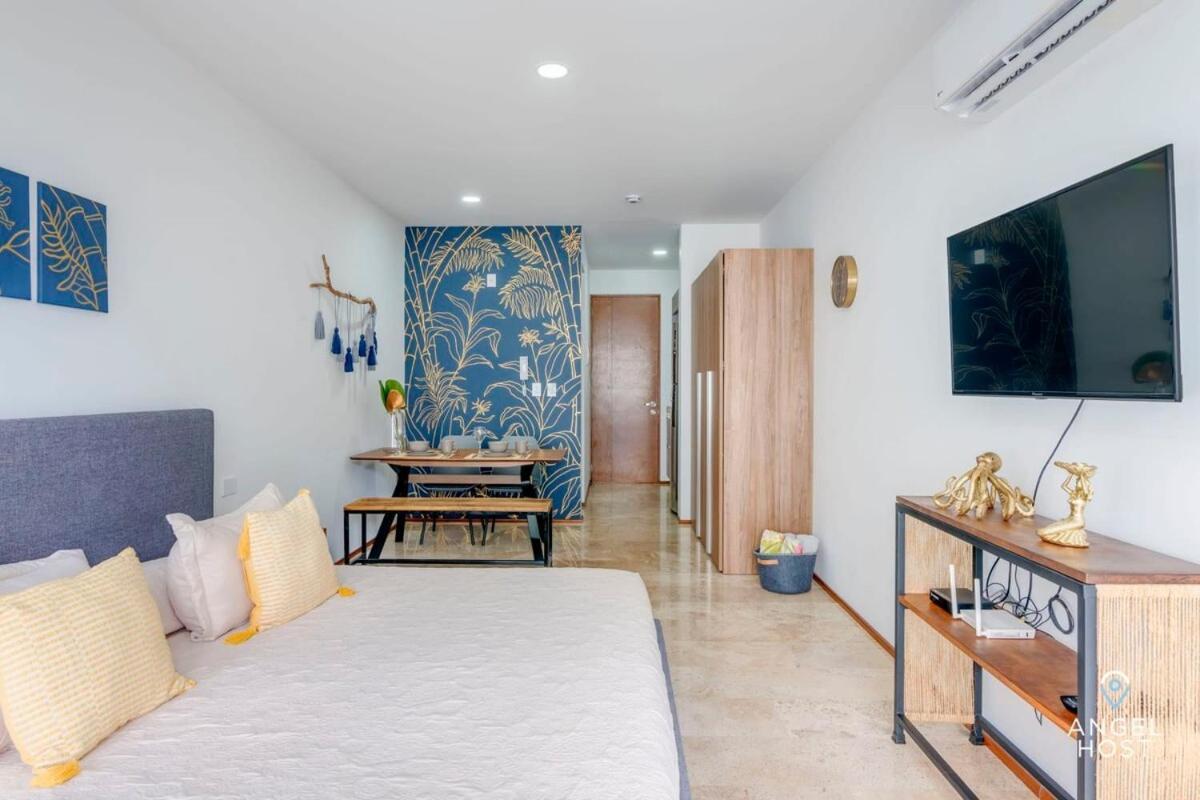 Adorable Rooftop Pool, Reliable Wifi, Near 5th Ave
