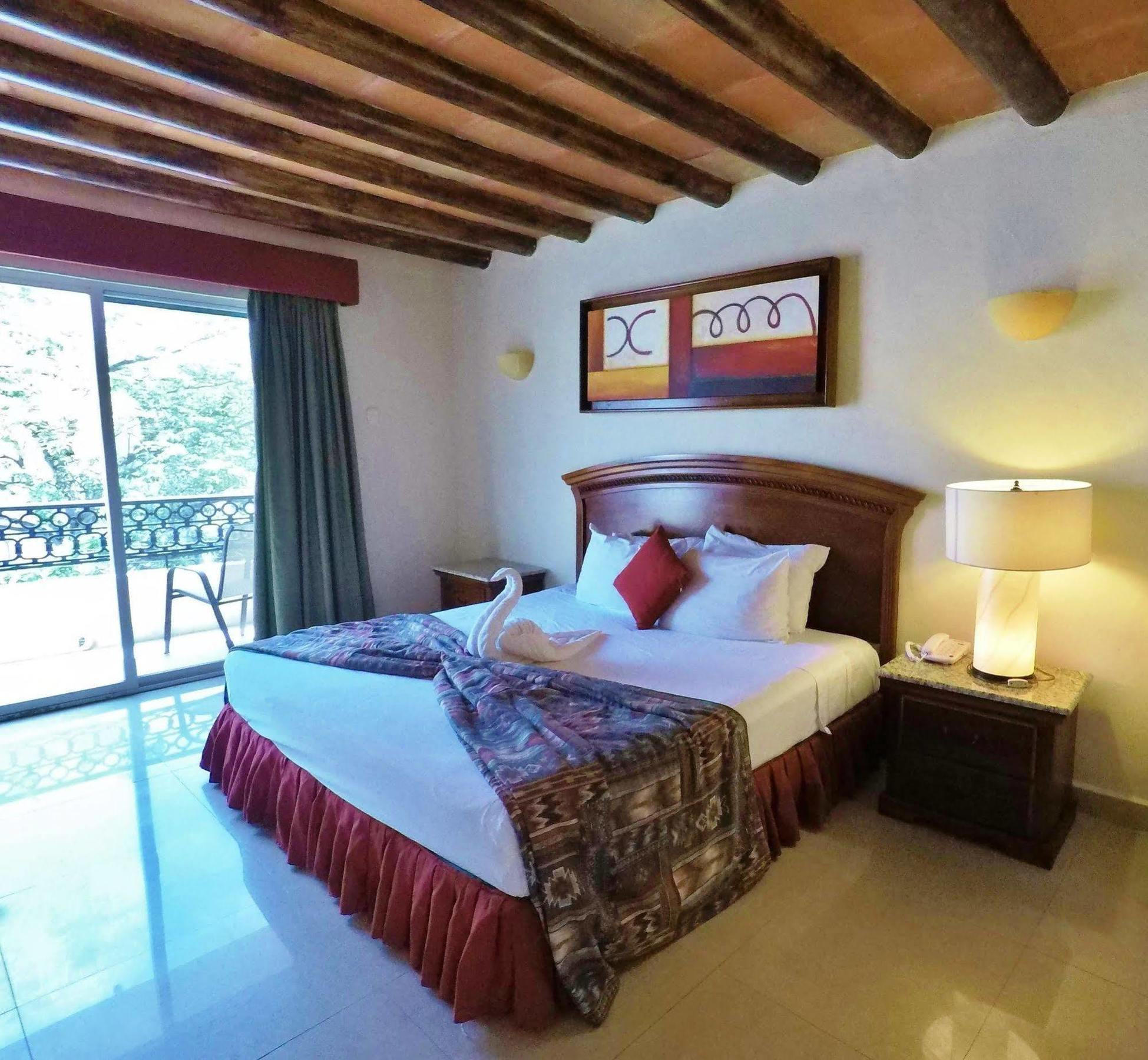 El Campanario 3*