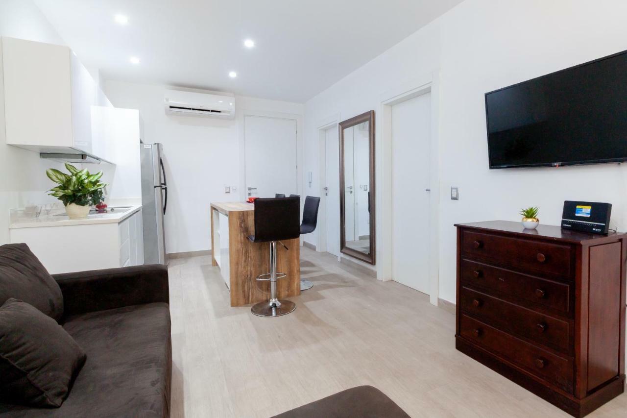 Trendy Designer In The 5th Avenue Apartment
