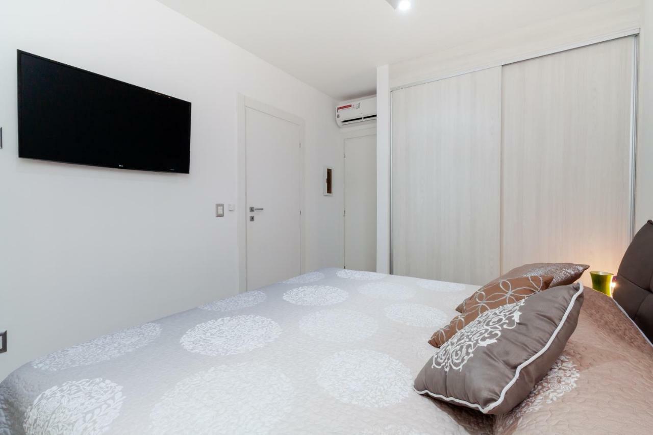 Trendy Designer In The 5th Avenue Apartment